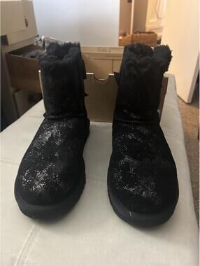NIB UGG Black Mini Bailey Bow 2 sheepskin lined boots with bow detail, size US 7